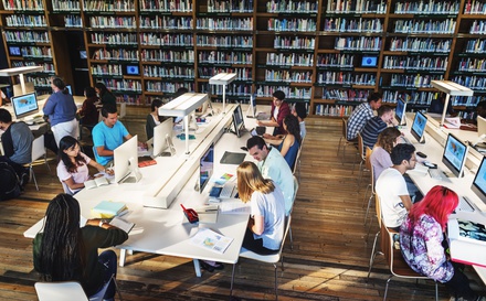 Studenten In Bibliothek