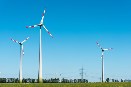 Windräder vor blauem Himmel